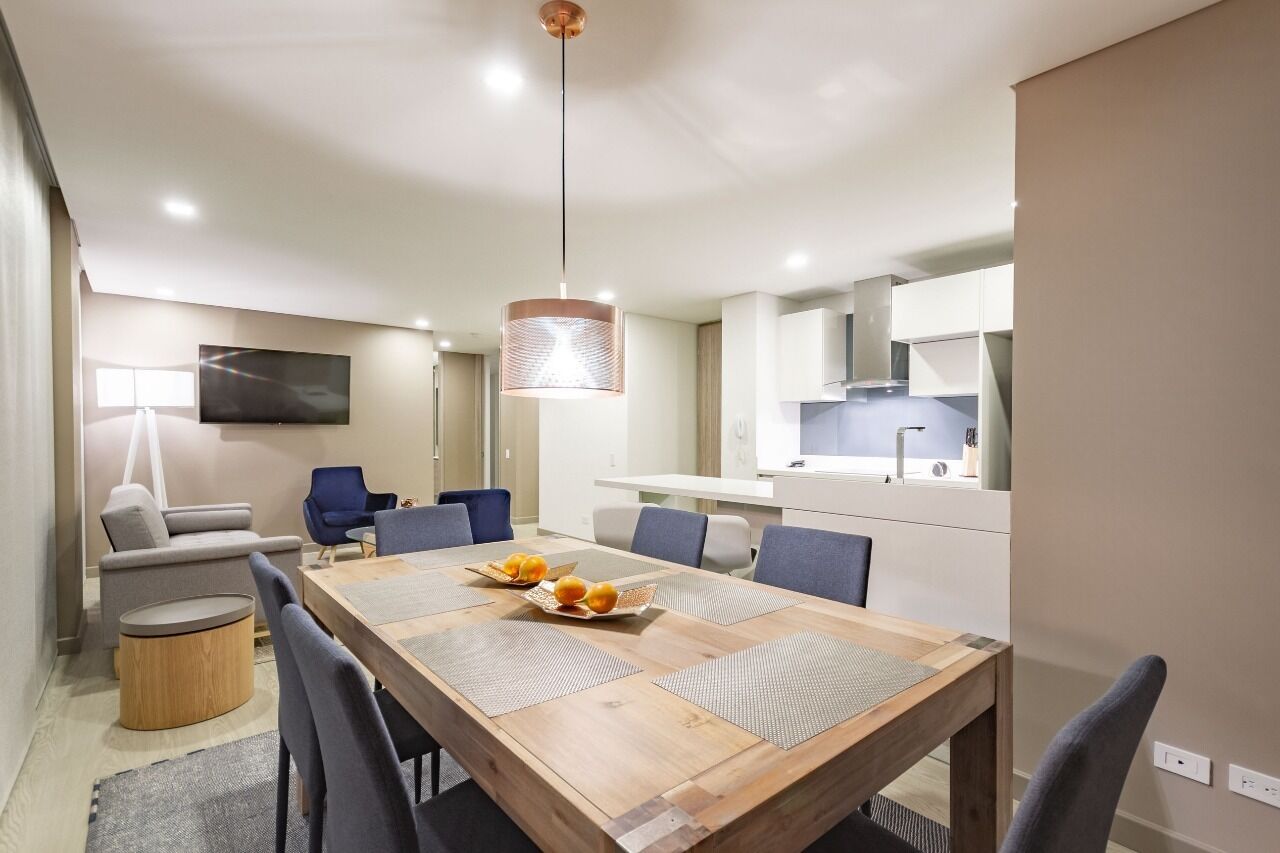 Apartamento família | Área de estar | Smart TV 43 polegadas com canais a cabo, TV, pisos aquecidos