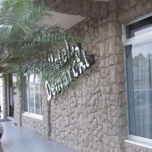 A stone building with a sign that reads "Hotel Del Sol." - Hotel Demarchi (Rio do Sul)