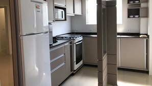 Apartment, 3 Bedrooms (Cód 470) | Private kitchen - Apartamentos Residencial Frederico (Bombinhas)