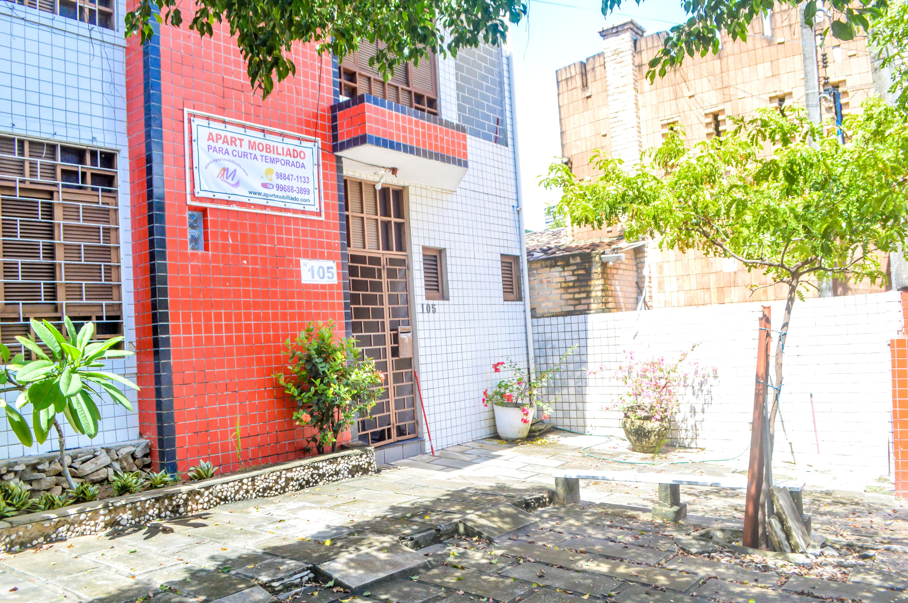 Edificio rojo con un letrero que indica una casa móvil en alquiler.