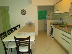Apartment, 2 Bedrooms (Cod 397A) | Private kitchenette | Full-sized fridge, blender, cookware/dishes/utensils - Apartamentos Residencial Nona Martha (Bombinhas)