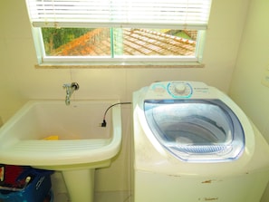 Apartment, 3 Bedrooms (Cod 456) | Laundry