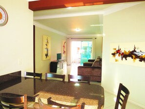 Apartment, 3 Bedrooms (Cod 456) | Living room