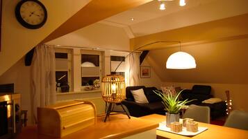 Family Apartment | Ruang tamu | TV skrin rata