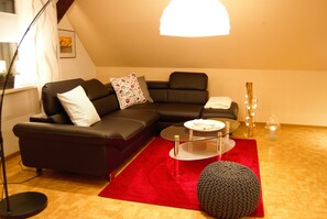 Family Apartment | Living room | Flat-screen TV - Fewo Harz mit WLAN für 2-4 Personen (Walkenried)