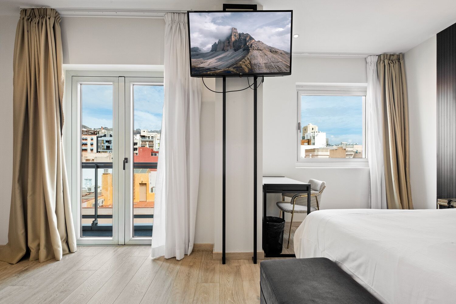 executive double room | 1 bedroom, down duvets, memory-foam beds, minibar