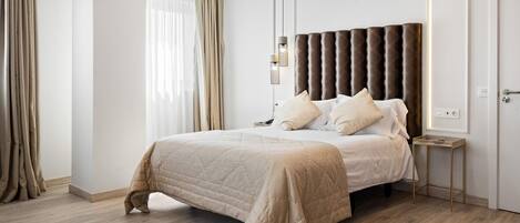 デラックス ダブルルーム | 羽毛の掛け布団、低反発ベッド、ミニバー、セーフティボックス (室内)