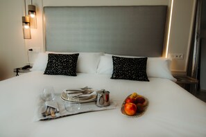 Habitación Deluxe doble | Edredones de plumas, colchones viscoelásticos, minibar y caja fuerte