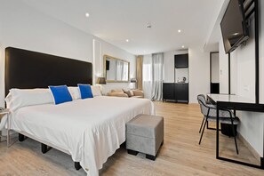 Dobbeltrom – deluxe | Dundyner, memory foam-senger, minibar og safe på rommet