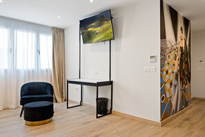 Dobbeltrom – executive | Dundyner, memory foam-senger, minibar og safe på rommet