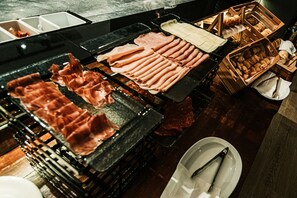 Café da manhã com buffet todos os dias mediante uma taxa