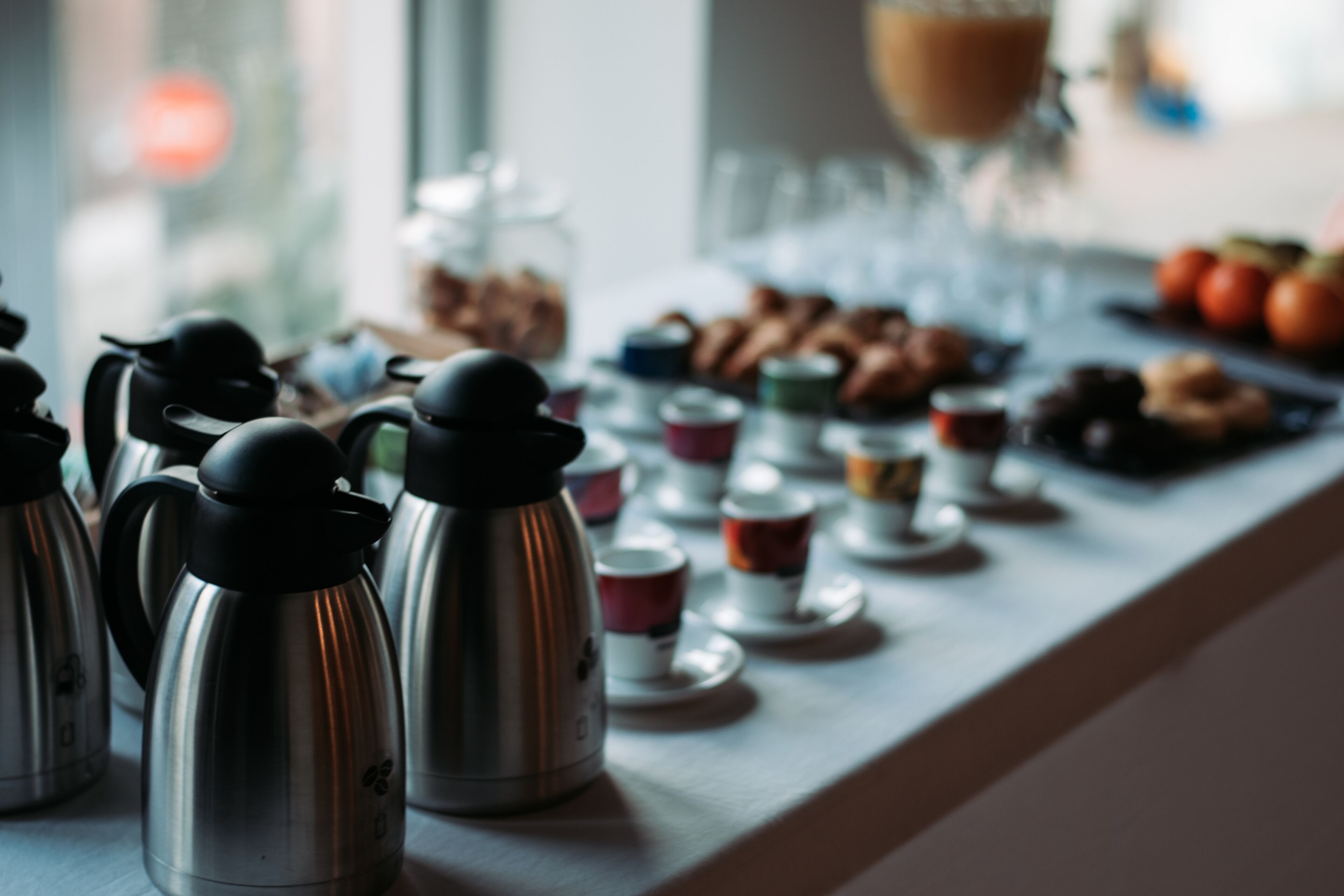 Un buffet della colazione con diversi cibi e caffettiere.