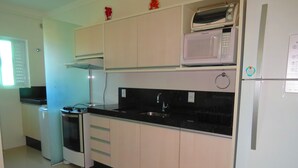 Apartment, 2 Bedrooms | Private kitchenette | Full-size fridge, microwave, oven, stovetop - Cod 454 Apart 2 Dormit Com 02 Garagens (Bombinhas)
