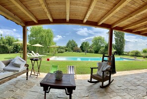 Una piscina al aire libre