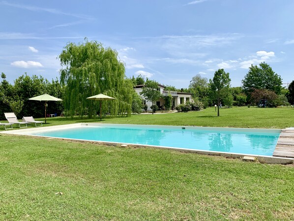 Una piscina al aire libre