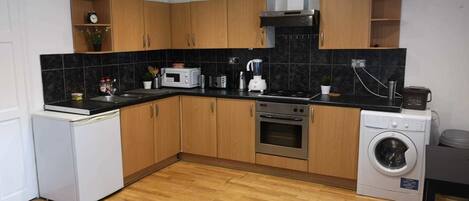 Appartement, 1 chambre, salle de bains attenante | Cuisine privée | Réfrigérateur, micro-ondes, four, plaque de cuisson