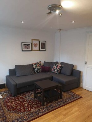 Leilighet, 1 soverom, eget bad | Oppholdsrom | Flatskjerm-TV