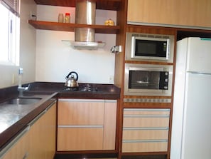 Apartamento, 3 quartos (Cod 397) | Cozinha americana privada | Geladeira grande, micro-ondas, cooktop