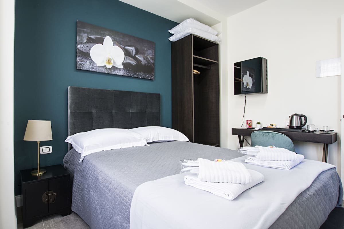 Kamar Double Comfort untuk 1 Orang | Minibar, brankas, meja kerja, dan ruang kerja ramah laptop