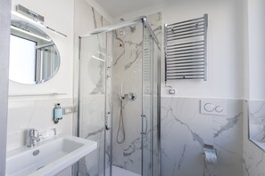Economy-dobbeltværelse | Badeværelse | Bruser, gratis toiletartikler, hårtørrer, hjemmesko