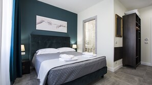 Economy Triple Room | Minibar, in-room safe, desk, laptop workspace - Regolo Rooms Vaticano (Rome)