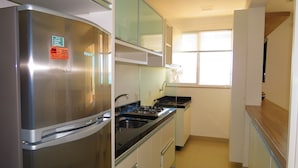 Apartment, 3 Bedrooms | Private kitchenette | Full-size fridge, stovetop, cookware/dishes/utensils - Cod 461A Apart Vista Mar (Bombinhas)