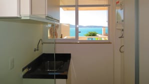 Apartment, 3 Bedrooms | Private kitchenette | Full-size fridge, stovetop, cookware/dishes/utensils - Cod 461A Apart Vista Mar (Bombinhas)