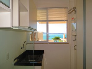 Apartamento, 3 quartos | Cozinha americana privada | Geladeira grande, cooktop, talheres/pratos/utensílios de cozinha
