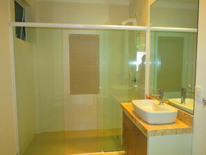 Apartment, 3 Bedrooms | Bathroom sink - Cod 461A Apart Vista Mar (Bombinhas)