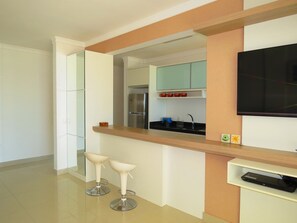 Apartment, 3 Bedrooms | Private kitchenette | Full-size fridge, stovetop, cookware/dishes/utensils - Cod 461A Apart Vista Mar (Bombinhas)