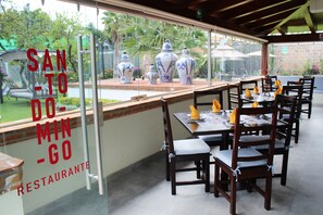 Breakfast, lunch, dinner served; international cuisine, pool views  - Hotel Boutique La Rioja (Atlixco)