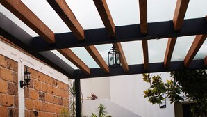 Et spa-område med to hottubs under et træpergola.