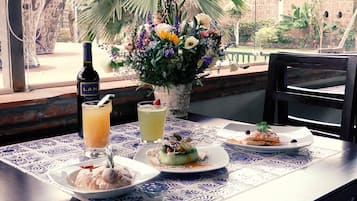 供應早餐、午餐、晚餐;多國菜;池景