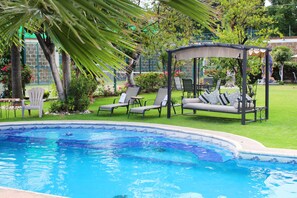 A swimming pool with lounge chairs and a gazebo. - Hotel Boutique La Rioja (Atlixco)