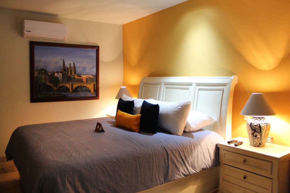 Standard Room, 1 King Bed | Egyptian cotton sheets, premium bedding, down comforters