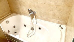 City Apartment | Bathroom | Bathtub, jetted bath, hair dryer, bidet - Espectacular Apartamento centro Alicante (Alicante)