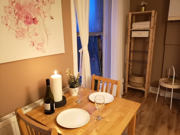 Apartment, 1 Schlafzimmer | Essbereich im Zimmer