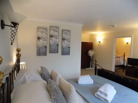 Decoración personalizada, muebles diferentes y cortinas blackout