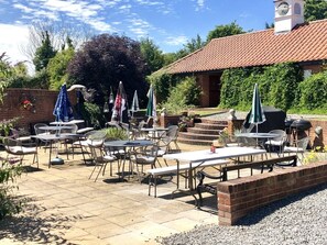 Terrace/patio - The White Horse Inn (Halstead)