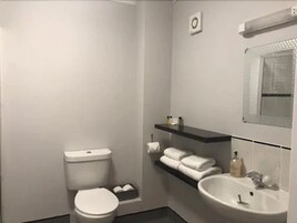 バスアメニティ (無料)、ヘアドライヤー、タオル、石鹸