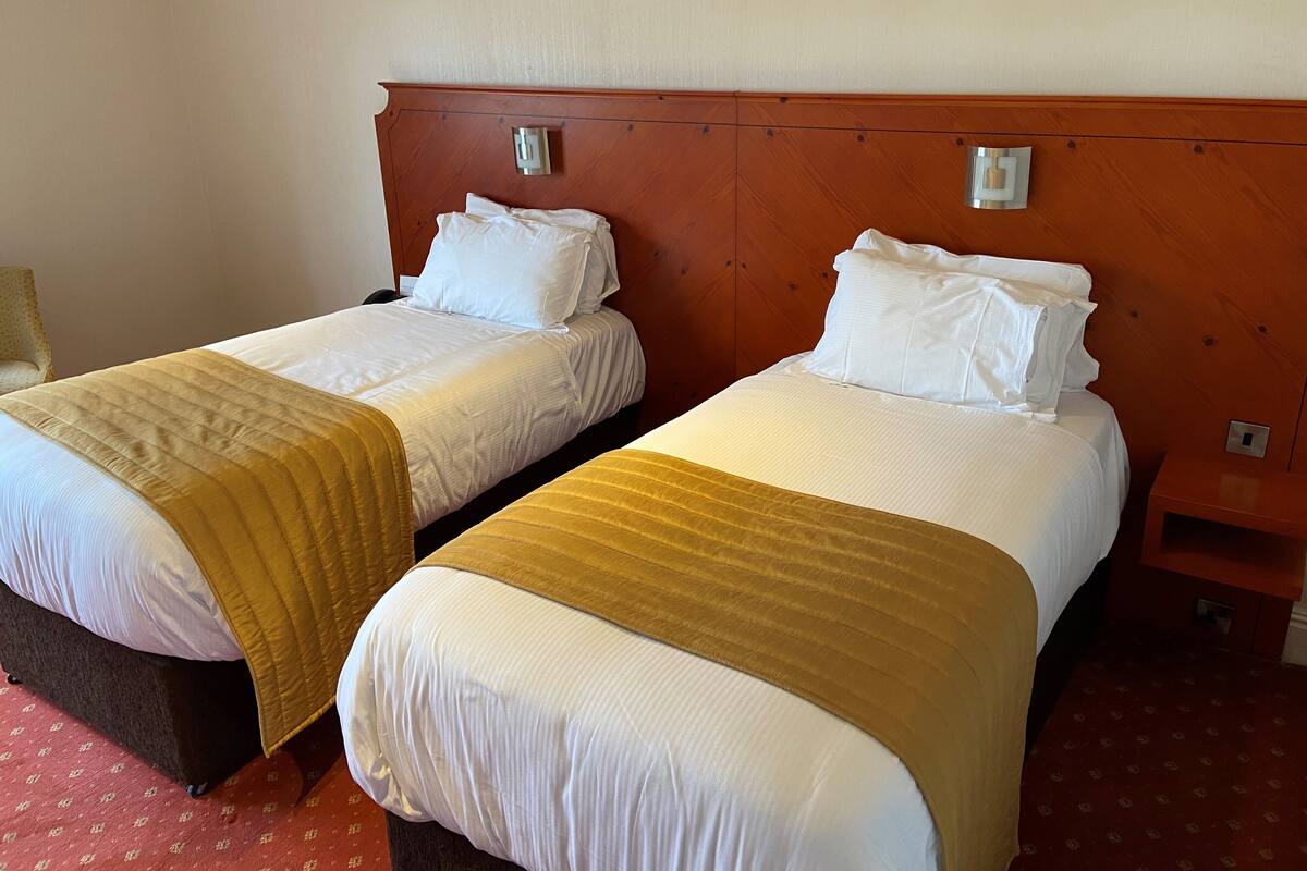 Twin Room | Peralatan tempat tidur premium, peti besi dalam bilik, meja 