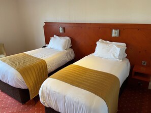 Habitación con 2 camas individuales | Ropa de cama de alta calidad, caja fuerte, escritorio