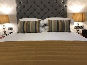 Ropa de cama de alta calidad y caja de seguridad en la habitación 