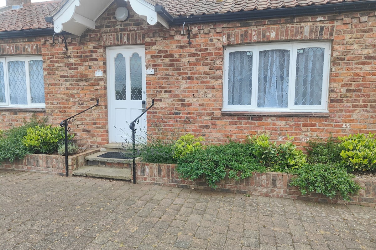 Family Cottage | Peralatan tempat tidur premium, peti besi dalam bilik, meja 