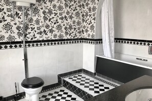 Bañera, secador de pelo, toallas