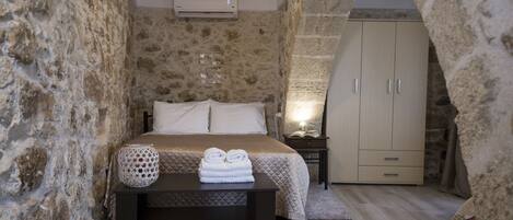 Huoneisto | 1 makuuhuone, tallelokero huoneessa, työpöytä, äänieristys