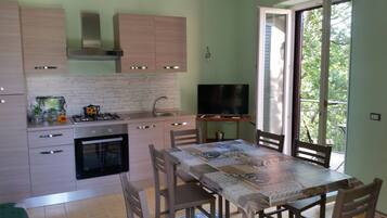 Frigorifero, forno, piano cottura, pentole/stoviglie/utensili