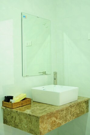 Family Room | Bathroom | Shower, rainfall showerhead, free toiletries, hair dryer - SeaSide Hotel Quy Nhơn (Quy Nhon)