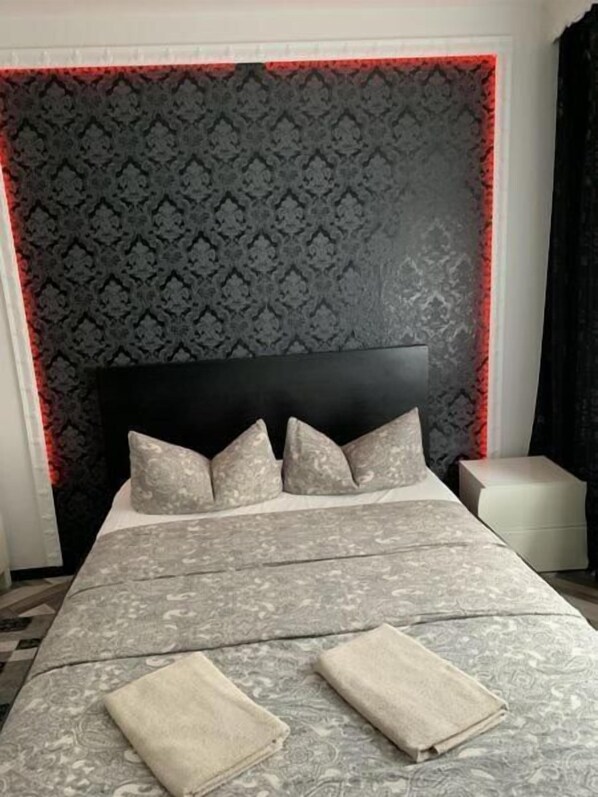 Desk, soundproofing, free WiFi