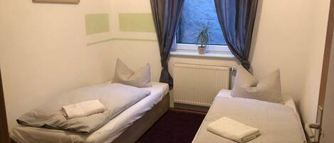 Habitación con 2 camas individuales | Escritorio, insonorización y wifi gratis